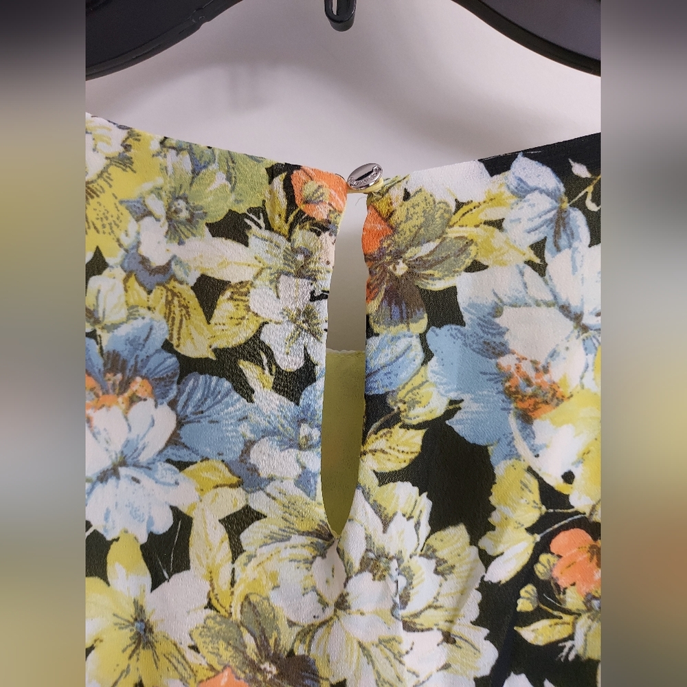 NWT Vince Camuto Blooming Floral Flutter Sleeve Blouse with Ruffled Details - Picture 10 of 14